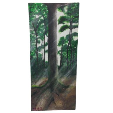 Hochformatiges Waldgemälde mit hohen Baumstämmen, grünen Baumkronen und dunklem Waldboden.