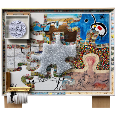 Collageartige Objektarbeit mit farbigen Bildflächen, einer weißen reliefartigen Form, integrierten Zeichnungen und verschiedenen Materialien