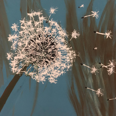 Nahansicht einer gemalten weißen Pusteblume mit davonfliegenden Samen vor blauem und braunem Hintergrund.